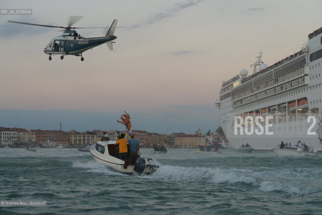 Venice 16/09/2012 -  Demonstration against  the great cruise liners in front of St.Mark - manifestazione del Comitato contro le Grandi Navi davanti al bacino di S.Marco nave ©Graziano Arici/Rosebud2