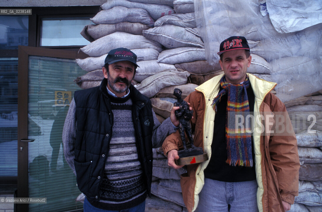 Sarajevo(Bosnia-Erzegovina), 1994.Il cinema a Sarajevo: Ismet Arnautalic e Nedzad Bogovic con il premio Felix vinto a Berlino. geo Sarajevo cinema.Sarajevo (Bosnia-Erzegovina),1994. Ismet Arnautalic e Nedzad Bogovic with the Felix prize ©Graziano Arici/Rosebud2