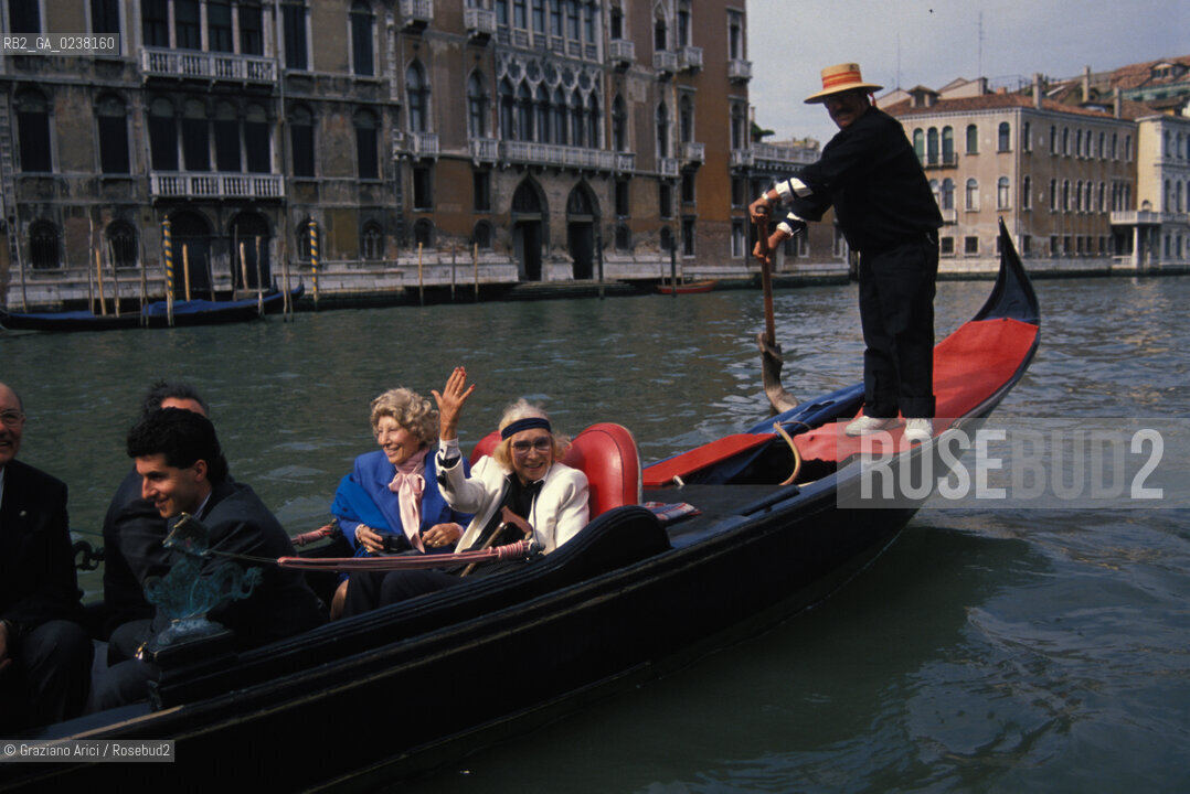 Venezia,1987. Maria Josè di Savoia, ex regina dItalia, moglie di Umberto I di Savoia in gondola durante la sua visita a Venezia. Politica Regina Italia Savoia ritratto gondola.Venice,1987. Maria Josè di Savoia, ex Queen of Italy, wife of Umberto I of Savoia, during the visit in Venice in gondola ©Graziano Arici/Rosebud2