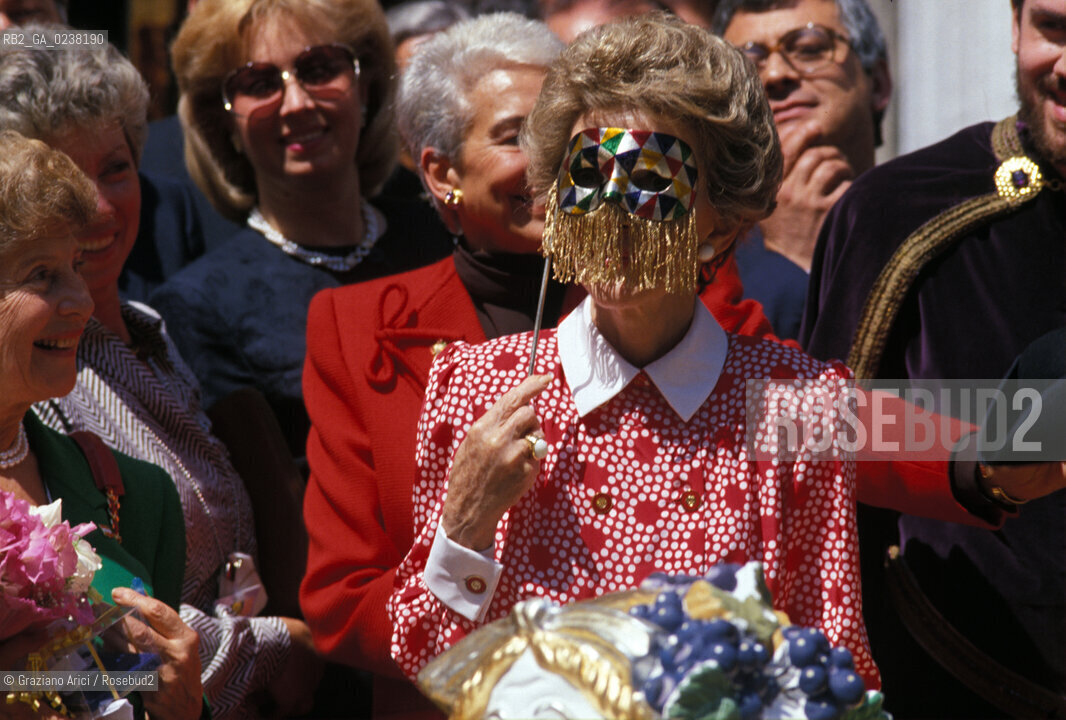Venezia,1985.La First Lady Nancy Reagan moglie di Ronald Reagan Presidente degli Stati Uniti (1981-1988) mentre indossa una maschera di carnevale. Politica moglie presidente politician politic.Venice,1985.The First Lady Nancy Reagan, wife of the American President Ronald Reagan ©Graziano Arici/Rosebud2