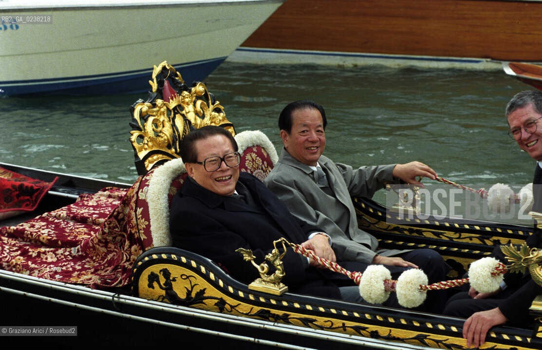 Venezia, 1999.Visita del Presidente della Repubblica Popolare Cinese Jiang Zemin a Venezia. Politica presidente Cina cinese visita gondola.Venice, 1999. The President of the Peoplès Republic of China Jiang Zemin during the visit in Venice ©Graziano Arici/Rosebud2