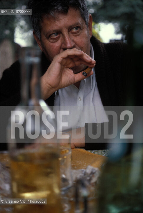 Venezia, 198?. Ritratto di Hugo Pratt, disegnatore di fumetti e in particolare di Corto Maltese, a pranzo. Ritratto fumettista sigaro .Venice,198?. Portrait of Hugo Pratt, cartoonist of Corto Maltese during a dinner ©Graziano Arici/Rosebud2  astga ©Graziano Arici/Rosebud2