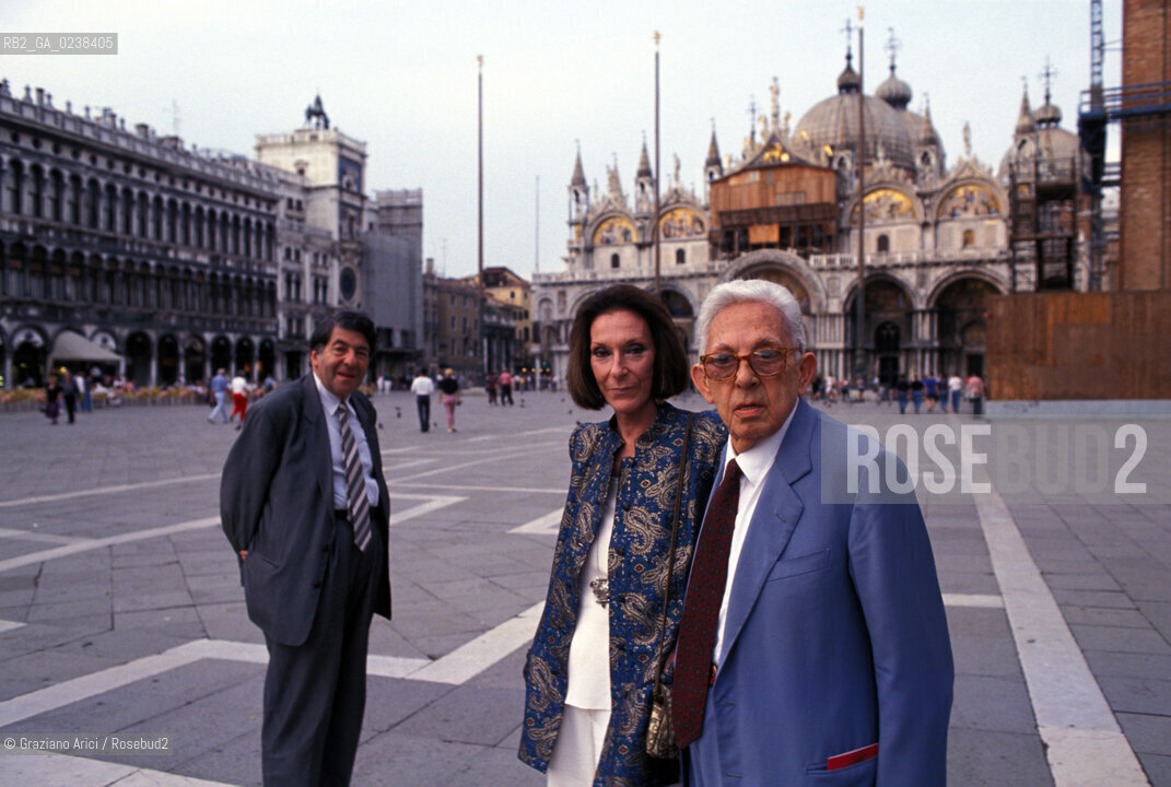 Venezia, 1990.Ritratto del compositore contemporaneo Goffredo Petrassi con la moglie in piazza San Marco. Musica contemporanea compositore ritratto.Venice, 1990. Portrait of the contemporary composer Goffredo Petrassi with his wife in Saint Marks square ©Graziano Arici/Rosebud2