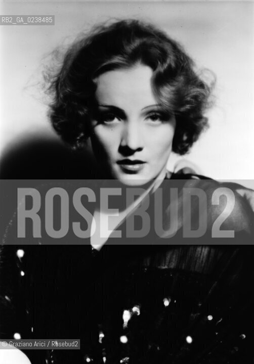 - Ritratto dellattrice e cantante Marlene Dietrich, senza indicazione dellautore. Cinema attrice cantante Germania.- Portrait of the actress and singer Marlene Dietrich, no authors indication. Archivio Graziano Arici..LArchivio Arici non è riuscito ad avere informazioni sullautore di questa foto. Siamo comunque a disposizione di qualunque avente diritto per riconoscere eventuali proprietà intellettuali che non sia stato possibile fin qui attribuire. .Qualora si fosse inavvertitamente leso qualsiasi diritto di riproduzione, si prega di contattare lArchivio che provvederà a rimuovere le immagini in questione..La cessione dei diritti di questa immagine si intende per quanto di nostra competenza. Non comprende invece le eventuali spese  relative a diritti che potranno essere richiesti dagli Enti o persone fisiche cui appartengono eventualmente i soggetti  ripresi. Tali costi, ove necessari, e l’espletamento di qualsivoglia pratica di richiesta di concessione del permesso di pubblicazione sono esclusivamente a carico e a cura del soggetto acquirente di questa immagine.  astga ©Graziano Arici/Rosebud2