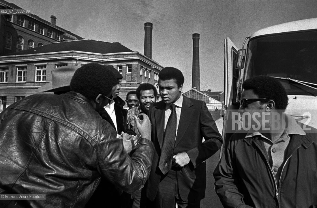 Chicago,1971. Larrivo del pugile campione mondiale dei pesi massimi Muhammad Ali, Cassius Clay, in occasione di un convegno a Chicago, attorniato dai fans. Sport pugilato pugile campione Pesi massimi.Chicago,1971. The arrival of the American boxer and  World Heavyweight Champion Muhammad Ali, Cassius Clay, among many fans, for a conference in Chicago © Archivio Graziano Arici  astga ©Graziano Arici/Rosebud2