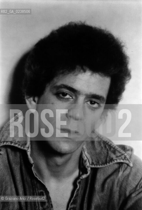 -Fine anni 70. Ritratto del cantautore e chitarrista rock Lou Reed. Musica cantante cantautore chitarrista rock ritratto.-Late 70. Portrait of the singer and guitarist Lou Reed - Archivio Graziano Arici..Avvertenze relative al copyright delle immagini.Le immagini riprodotte sono state eseguite per promuovere il prodotto culturale di cui in didascalia..La possibilità di utilizzare queste immagini è riservata unicamente al fine di corredare con le stesse, servizi, articoli, segnalazioni inerenti liniziativa cui si riferiscono. .La cessione dei diritti di questa immagine si intende per quanto di nostra competenza. Non comprende invece le eventuali spese  relative a diritti che potranno essere richiesti dagli Enti o persone fisiche cui appartengono eventualmente i soggetti  ripresi. Tali costi, ove necessari, e l’espletamento di qualsivoglia pratica di richiesta di concessione del permesso di pubblicazione sono esclusivamente a carico e a cura del soggetto acquirente di questa immagine..