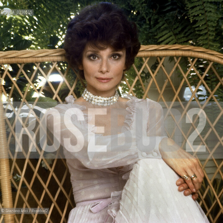 -1970(?).Ritratto dellattrice Audrey Hepburn.Cinema ritratto attrice.-1970(?). Portrait of the actress Audrey Hepburn  -  Archivio Graziano Arici.Avvertenze relative al copyright delle immagini.Le immagini riprodotte sono state eseguite per promuovere il prodotto culturale di cui in didascalia..La possibilità di utilizzare queste immagini è riservata unicamente al fine di corredare con le stesse, servizi, articoli, segnalazioni inerenti liniziativa cui si riferiscono. .La cessione dei diritti di questa immagine si intende per quanto di nostra competenza. Non comprende invece le eventuali spese  relative a diritti che potranno essere richiesti dagli Enti o persone fisiche cui appartengono eventualmente i soggetti  ripresi. Tali costi, ove necessari, e l’espletamento di qualsivoglia pratica di richiesta di concessione del permesso di pubblicazione sono esclusivamente a carico e a cura del soggetto acquirente di questa immagine..  astga ©Graziano Arici/Rosebud2