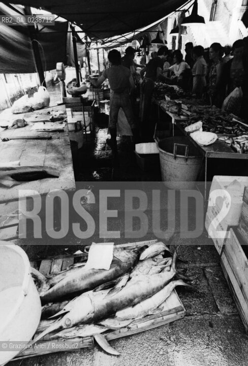 -Venezia,1979. Il mercato del pesce a Rialto. Geo mercato pesce banco Venezia Rialto.-Venice,1979. The fish market near the Rialtòs bridge ©Graziano Arici/Rosebud2  astga ©Graziano Arici/Rosebud2