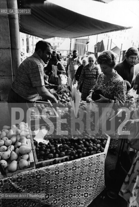 -Venezia,1979. Il mercato della frutta a Rialto. Geo mercato frutta banco Venezia Rialto.-Venice,1979. The fruits market near the Rialtòs bridge ©Graziano Arici/Rosebud2  astga ©Graziano Arici/Rosebud2