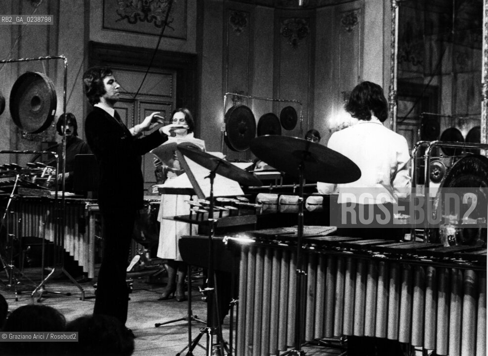 -Venezia,1979. Giuseppe Marotta dirige il gruppo Percussione ricerca. Musica direttore orchestra ritratto.-Venice,1979.Venice Film Festival. Portrait of the conductor Giuseppe Marotta ©Graziano Arici/Rosebud2