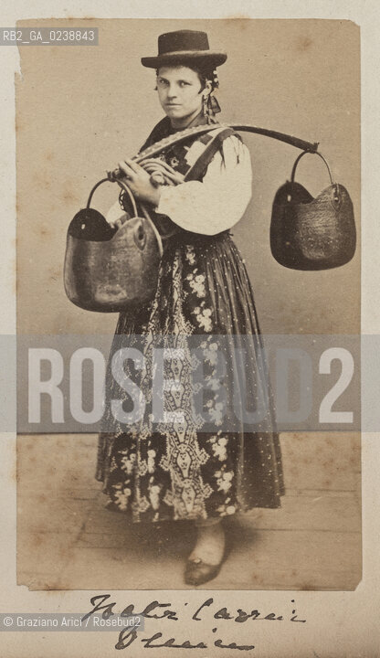 -Venezia. Ritratto posato di donna che porta lacqua, senza data, senza indicazione dellautore. Stampa allalbumina incollata su cartone, Carte de Visite, cm 6X10,5.  Ritratto donna fiori Fotoantiche.-Venice. Portrait of a woman water carrier, undated, no authors indication. Albumen photographic mounted on cardboard, Carte de visite 6X10,5 © Archivio Graziano Arici
