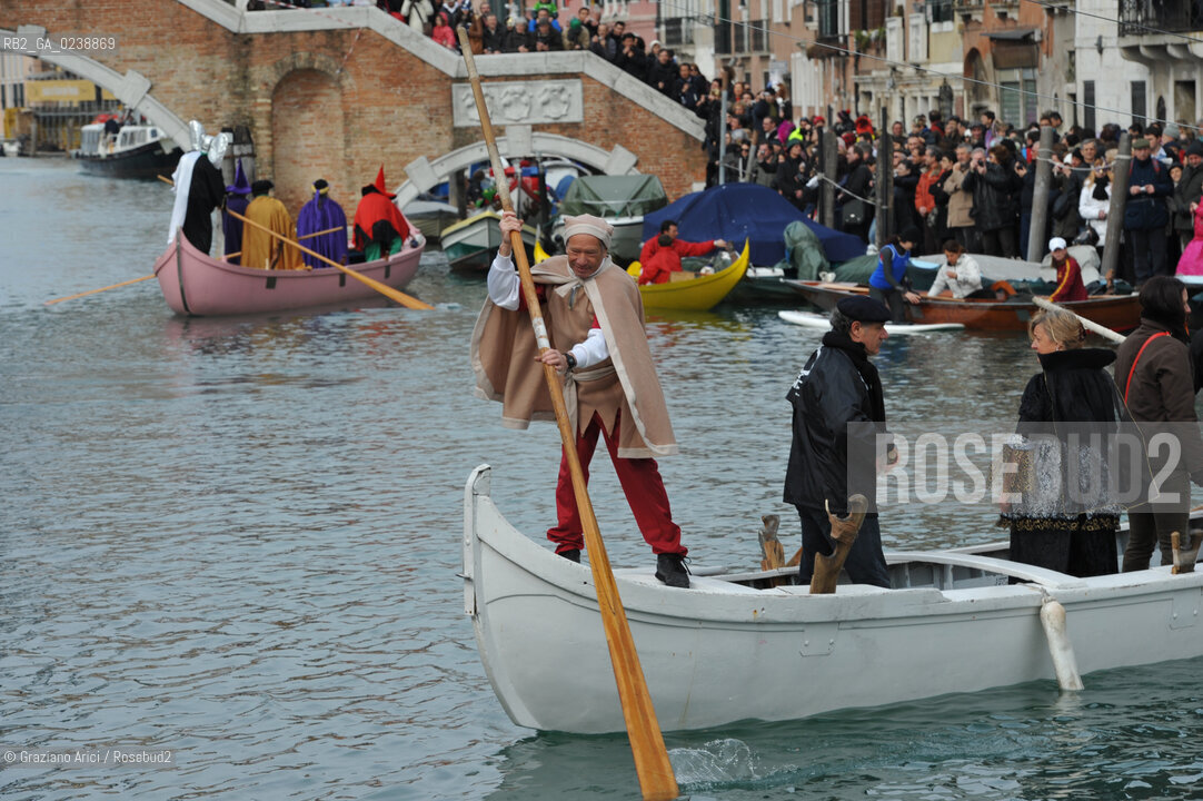 Venice 20/02/11 - Opening of the Venice Carnival 2011 - Volo della Pantegana or the Rat Flight in the Cannaregio Canal  topo carnevale ©Graziano Arici/Rosebud2