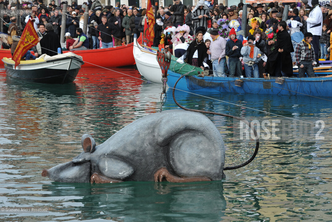 Venice 20/02/11 - Opening of the Venice Carnival 2011 - Volo della Pantegana or the Rat Flight in the Cannaregio Canal  topo carnevale ©Graziano Arici/Rosebud2