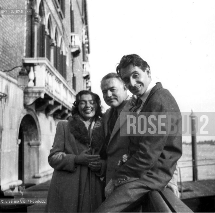 Venezia 1948, Fernanda Pivano, Hemingway ed Ettore Sottsass davanti all’Hotel Gritti .Ernest Hemingway with unidentified others by the Gritti Palace, Venice, Italy.  .Ernest Hemingway Collection/John F. Kennedy Presidential Library and Museum, Boston..Avvertenze relative al copyright delle immaginiLe immagini riprodotte sono state eseguite per promuovere il prodotto culturale di cui in didascalia.La possibilità di utilizzare queste immagini è riservata unicamente al fine di corredare con le stesse, servizi, articoli, segnalazioni inerenti liniziativa cui si riferiscono. La cessione dei diritti di questa immagine si intende per quanto di nostra competenza. Non comprende invece le eventuali spese  relative a diritti che potranno essere richiesti dagli Enti o persone fisiche cui appartengono eventualmente i soggetti  ripresi. Tali costi, ove necessari, e l’espletamento di qualsivoglia pratica di richiesta di concessione del permesso di pubblicazione sono esclusivamente a carico e a cura del soggetto acquirente di questa immagine.