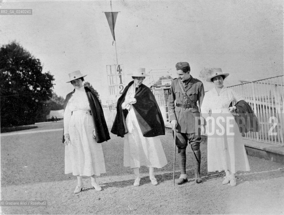 Milano, San Siro, settembre 1918. Hemingway con Agnes von Kurowsky (seconda da sinistra) e altre due infermiere della Croce Rossa Americana, Ruth Fisher ed Elsie MacDonald..Milan, San Siro, september 1918. Ernest Hemingway standing on crutches with three nurses. Photograph includes: Ernest Hemingway, Agnes von Kurowsky (second to left), and two unidentified nurses.  .Ernest Hemingway Collection/John F. Kennedy Presidential Library and Museum, Boston.rosebud2 srl non è riuscito ad avere informazioni sullautore di questa foto. Siamo comunque a disposizione di qualunque avente diritto per riconoscere eventuali proprietà intellettuali che non sia stato possibile fin qui attribuire. Qualora si fosse inavvertitamente leso qualsiasi diritto di riproduzione, si prega di contattare lArchivio che provvederà a rimuovere le immagini in questione.La cessione dei diritti di questa immagine si intende per quanto di nostra competenza. Non comprende invece le eventuali spese  relative a diritti che potranno essere richiesti dagli Enti o persone fisiche cui appartengono eventualmente i soggetti  ripresi. Tali costi, ove necessari, e l’espletamento di qualsivoglia pratica di richiesta di concessione del permesso di pubblicazione sono esclusivamente a carico e a cura del soggetto acquirente di questa immagine. Archivio Graziano Arici  astga ©Graziano Arici/Rosebud2