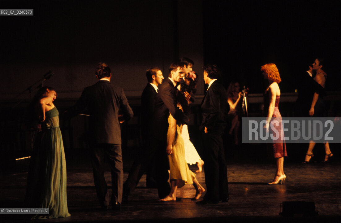 -Venezia,1985. Gran Teatro la Fenice. Balletto Kontakthof, coreografia di Pina Bausch, corpo di ballo Tanztheater Wuppertal..-Venice,1985. Gran Teatro la Fenice. Dance ballet Kontakthof, choreographed by Pina Bausch, Tanztheater Wuppertal dancers chorus ©Graziano Arici/Rosebud2