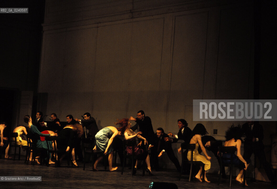 -Venezia,1985. Gran Teatro la Fenice. Balletto Kontakthof, coreografia di Pina Bausch, corpo di ballo Tanztheater Wuppertal..-Venice,1985. Gran Teatro la Fenice. Dance ballet Kontakthof, choreographed by Pina Bausch, Tanztheater Wuppertal dancers chorus ©Graziano Arici/Rosebud2