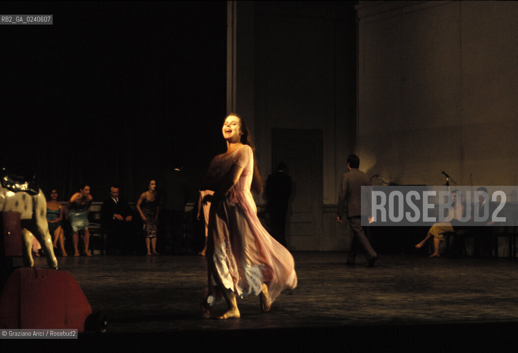 -Venezia,1985. Gran Teatro la Fenice. Balletto Kontakthof, coreografia di Pina Bausch, corpo di ballo Tanztheater Wuppertal..-Venice,1985. Gran Teatro la Fenice. Dance ballet Kontakthof, choreographed by Pina Bausch, Tanztheater Wuppertal dancers chorus ©Graziano Arici/Rosebud2