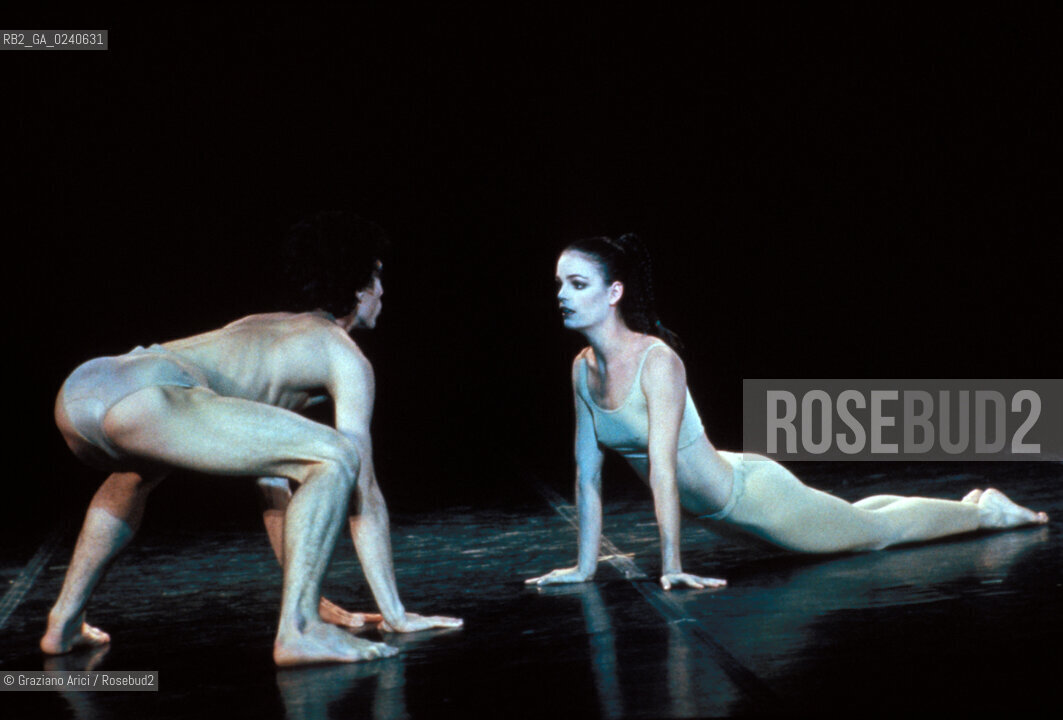 - Venezia,1989.Gran Teatro la Fenice.Flauto magico di Mozart coreografato da Maurice Bejart. Corpo di ballo Bejart Ballet Lausanne Danza balletto coreografia musica palco ballerini.- Venice,1989. Gran Teatro la Fenice.The Magic Flute choreographed by Maurice Bejart, music by Mozart. Corps de ballet Bejart ballet Lausanne ©Graziano Arici/Rosebud2