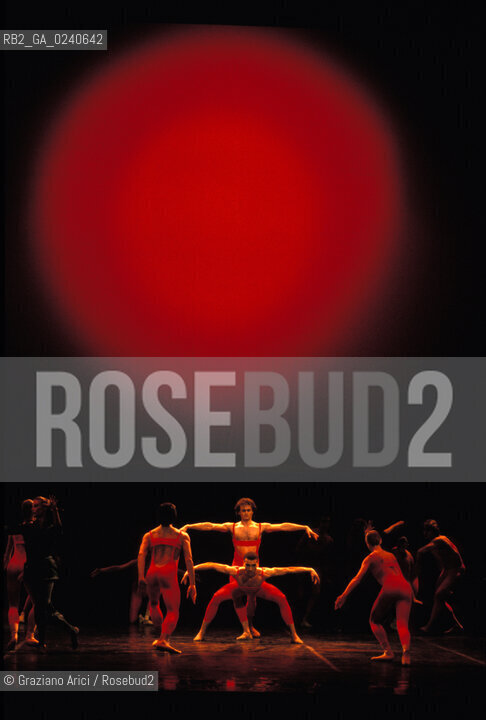 - Venezia,1989.Gran Teatro la Fenice.Luccello di fuoco coreografia di Maurice Bejart musica di Igor Stravinskij.Danza balletto coreografia musica palco ballerini.- Venice,1989. Gran Teatro la Fenice.Luccello di fuoco choreographed by Maurice Bejart, music by Igor Stravinskij. Corps de ballet Bejart ballet Lausanne ©Graziano Arici/Rosebud2