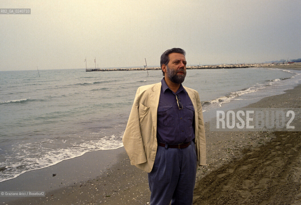 - Venezia,1996. Ritratto del disegnatore e fumettista Sergio Staino in spiaggia. Arte fumetto fumettista disegnatore ritratto spiaggia mare.- Venice,1996. Portrait of Sergio Staino,draftsman and cartoonist, on the beach  ©  Graziano Arici