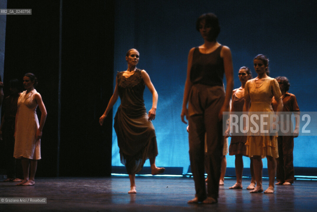 - Venezia,Gran Teatro la Fenice,1983.Underwood,Coreografia di Carolyn Carlson e Larrio Ekson,corpo di ballo Teatro e Danza la Fenice di Carolyn Carlson.DANZA balletto corpo ballo corps choreografo choreographer Choreographed.- Venice,Gran Teatro la Fenice,1983.Underwood,Choreographed by Carolyn Carlson and Larrio Ekson,corps de ballet Carolyn Carlsons la Fenice Theatre and Dance MES ©Graziano Arici/Rosebud2   astga ©Graziano Arici/Rosebud2