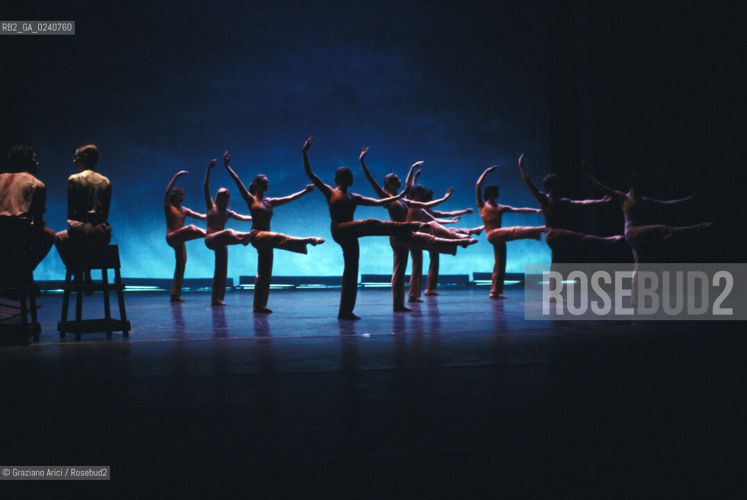 - Venezia,Gran Teatro la Fenice,1983.Underwood,Coreografia di Carolyn Carlson e Larrio Ekson,corpo di ballo Teatro e Danza la Fenice di Carolyn Carlson.DANZA balletto corpo ballo corps choreografo choreographer Choreographed.- Venice,Gran Teatro la Fenice,1983.Underwood,Choreographed by Carolyn Carlson and Larrio Ekson,corps de ballet Carolyn Carlsons la Fenice Theatre and Dance MES ©Graziano Arici/Rosebud2   astga ©Graziano Arici/Rosebud2