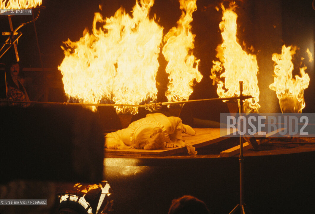 Venezia,1979.Riprese del film Don Giovannidi Joseph Losey.Scena finale,morte di Don Giovanni.La controfigura si lancia nella fornace. Cinema film Don Giovanni set backstage Body double.Venice,1979. Backstage of the film Don Giovanni. The Body double ©Graziano Arici/Rosebud2.