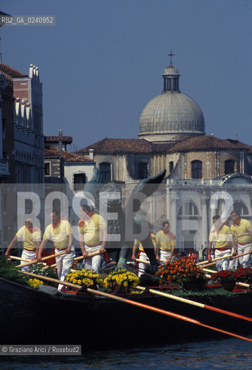 Venezia,1990.Trasporto del Leone di San Marco restaurato verso Piazza San Marco lungo il Canal Grande. Leone San Marco gondola canale restauro.Venice,1990. Transportation of the St Mark Lion by boat across the grand Canal after the restoration ©Graziano Arici/Rosebud2