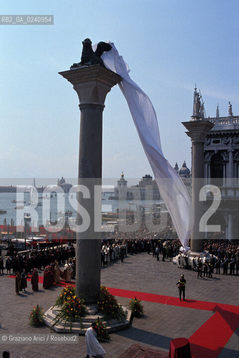 Venezia,1990.Cerimonia di scoprimento del Leone di San Marco restaurato in Piazza San Marco. Leone San Marco colonna restauro cerimonia .Venice,1990. Ceremony after the restoration of St Mark Lion in Saint Mark Square ©Graziano Arici/Rosebud2