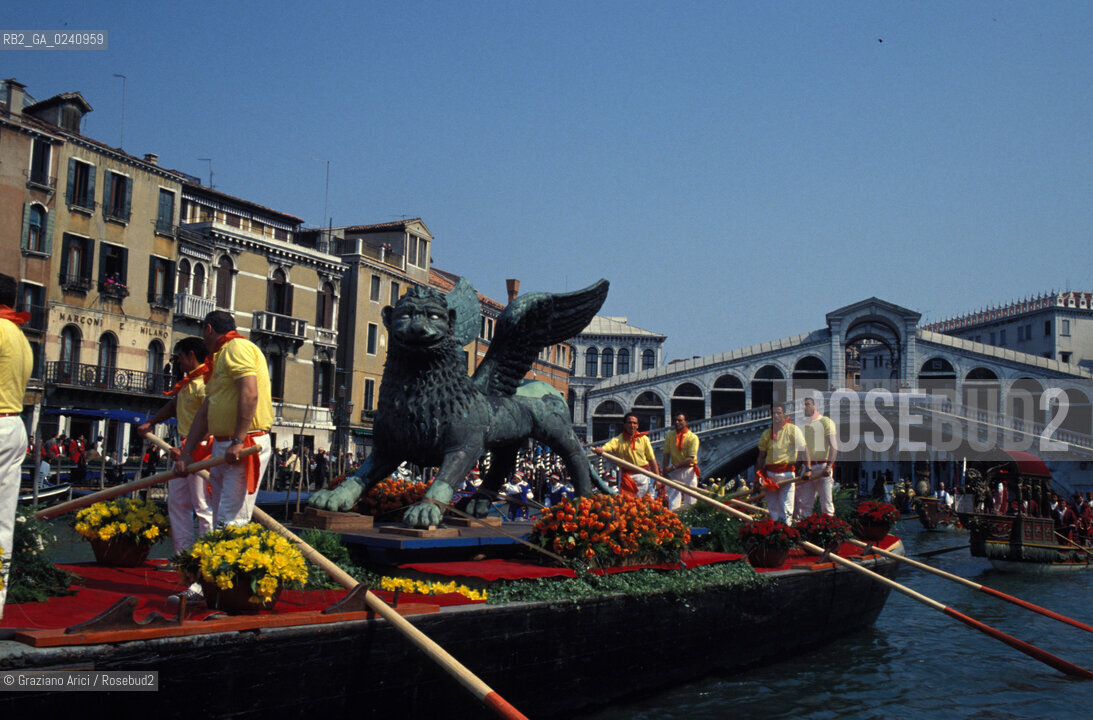 Venezia,1990.Rialto.Trasporto del Leone di San Marco restaurato verso Piazza San Marco lungo il Canal Grande. Leone San Marco gondola canale restauro.Venice,1990. Rialto.Transportation of the St Mark Lion by boat across the grand Canal after the restoration ©Graziano Arici/Rosebud2