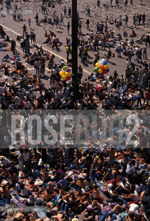 Venezia,1989.Piazza San Marco. Folla e pubblico al concerto del gruppo rock Pink Floyd. Musica band rock psichedelico progressivo concerto pubblico folla fans.Venice,1989. St Marks Square during the concert of the Pink Floyd rock band:the crowd ©Graziano Arici/Rosebud2