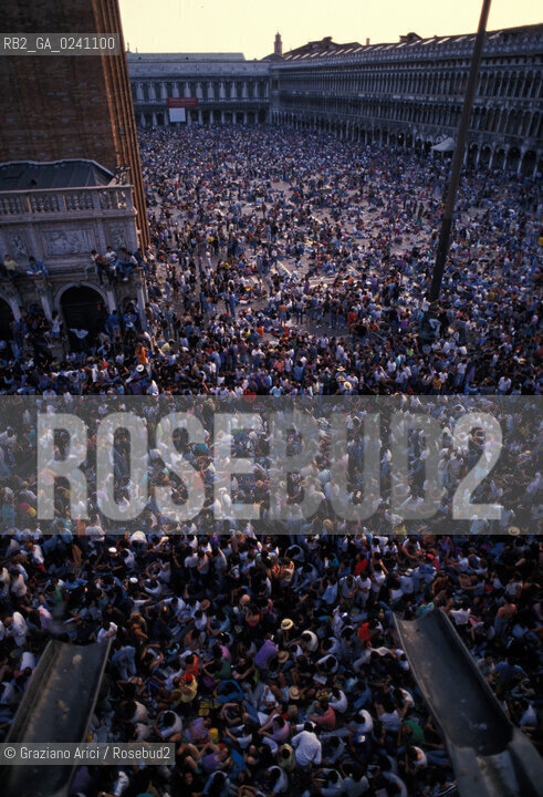 Venezia,1989.Piazza San Marco. Folla e pubblico al concerto del gruppo rock Pink Floyd. Musica band rock psichedelico progressivo concerto pubblico folla fans.Venice,1989. St Marks Square during the concert of the Pink Floyd rock band:the crowd ©Graziano Arici/Rosebud2