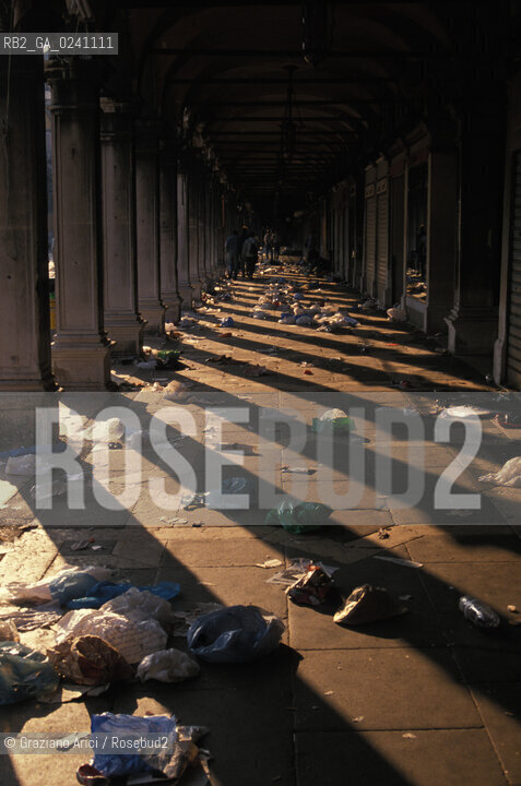 Venezia,1989.Piazza San Marco. Situazione della Piazza dopo il concerto del gruppo rock Pink Floyd. Musica band rock psichedelico progressivo .Venice,1989. St Marks Square after the concert of the Pink Floyd rock band ©Graziano Arici/Rosebud2