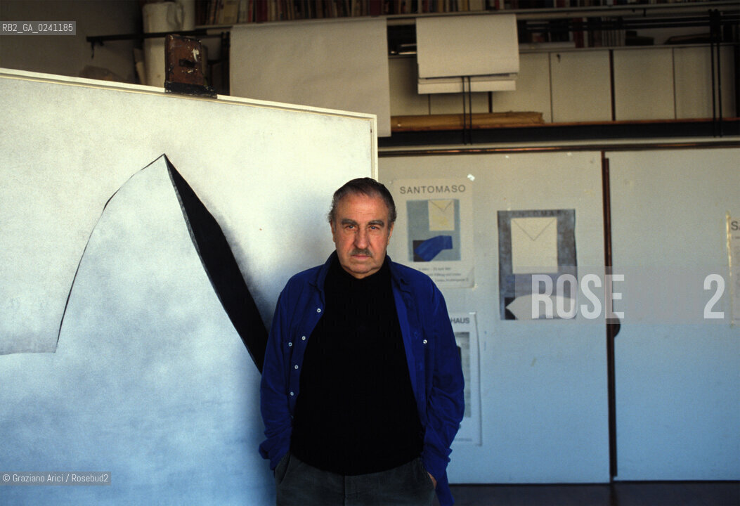 - Venezia,1982.Ritratto del pittore Giuseppe Santomaso nel suo studio mentre dipinge.ARTE pittura pittore dipinto .- Venice,1982.Portrait of the painter Giuseppe Santomaso in his studio ©Graziano Arici/Rosebud2  astga ©Graziano Arici/Rosebud2