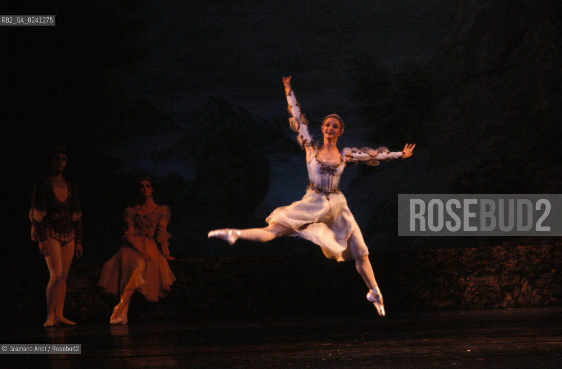Venice, 1988. Gran Teatro La Fenice.Swan Lake ballet, coreographed by Marius Petipa and Lev Ivanov, music by Pyotr Ilyich Tchaikovsky, corps ballet of the S.M.Kirov theatre Leningrad .Venezia, 1988. Gran Teatro La Fenice. Balletto Il Lago dei Cigni,corpo di ballo teatro S.M.Kirov di Leningrado, coreografia di Marius Petipa e Lev Ivanov, musica di Pyotr Ilyich Tchaikovsky. Danza balletto classica Lago dei cigni Fenice MES ©Graziano Arici/Rosebud2.