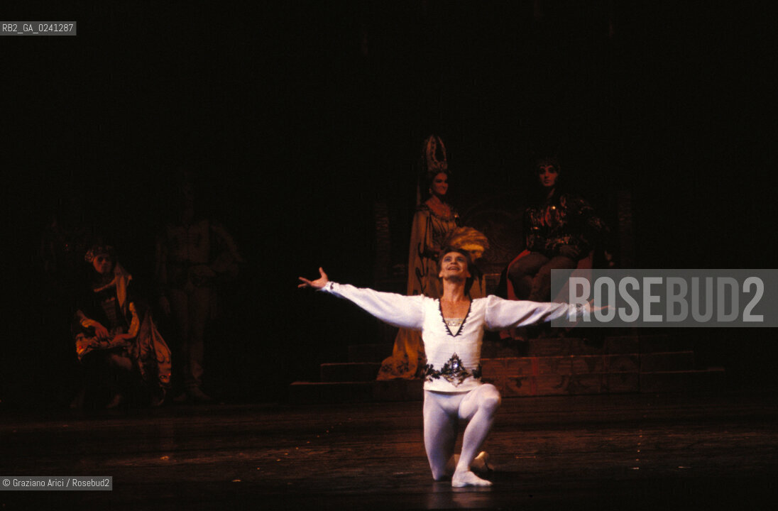 Venice, 1988. Gran Teatro La Fenice.Swan Lake ballet, coreographed by Marius Petipa and Lev Ivanov, music by Pyotr Ilyich Tchaikovsky, corps ballet of the S.M.Kirov theatre Leningrad .Venezia, 1988. Gran Teatro La Fenice. Balletto Il Lago dei Cigni,corpo di ballo teatro S.M.Kirov di Leningrado, coreografia di Marius Petipa e Lev Ivanov, musica di Pyotr Ilyich Tchaikovsky. Danza balletto classica Lago dei cigni Fenice MES ©Graziano Arici/Rosebud2.
