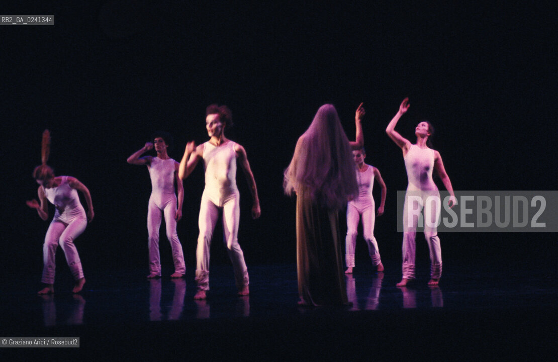 -Venezia,1981.Teatro Malibran. Balletto Undici Ondedi Carolyn Carlson. Danza Balletto coreografa Carlson Undici onde Malibran.-Venice,1981. Teatro Malibran. Ballett Undici Onde by Carolyn Carlson, contemporary dance choreographer MES ©Graziano Arici/Rosebud2  astga ©Graziano Arici/Rosebud2