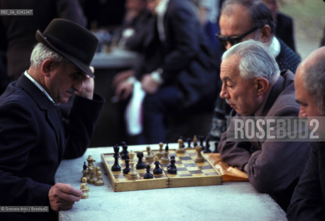 - Ungheria,Budapest,1978.Domenica al parco. Giocatori di scacchi.GEO scacchi  .- Hungary,Budapest,1978.Sunday to the park.Chesss players MES ©Graziano Arici/Rosebud2.