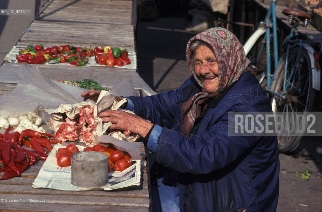 - Ungheria,Budapest,1978.Mercato di periferia.GEO donna mercato.- Hungary,Budapest,1978.Market of outskirt Mes ©  Graziano Arici