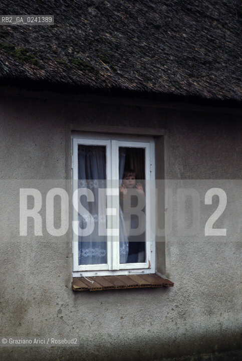 - Mare Baltico,1980.Casa e finestra in un paesino sul Mar Baltico. GEO finestra mare sea village paese paesino.- Baltic Sea,1980.Window in the small village on the Baltic Sea Mes ©  Graziano Arici