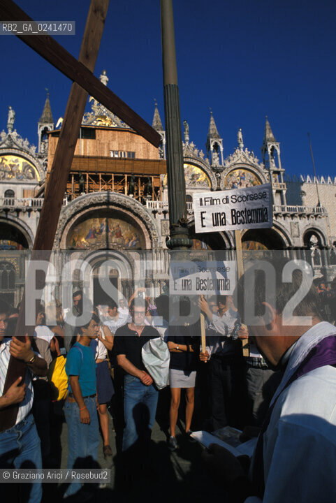 Piazza San Marco,Venezia 1988.Contestazione dei Cattolici integralisti contro il fim di Scorsese Lultima tentazione di Cristo. Cinema protesta film movie cattolici protest.Saint Marks Square,Venice 1988.The fundamentalist Catholic to protest against  Scorsesès film  The last temptation of Christ  ©Graziano Arici/Rosebud2