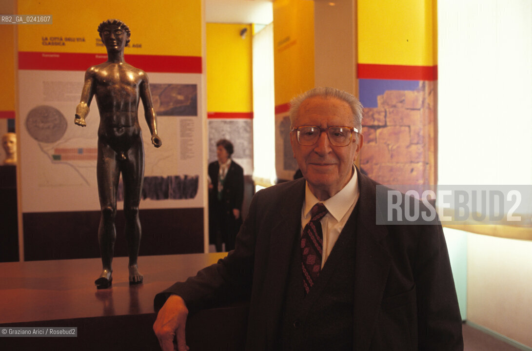 Venezia,1988.Palazzo Grassi. Mostra I Greci e lOccidente. Lo studioso dArte greca Giovanni Pugliese. Arte mostra Storia Greci Occidente Grecia civiltà popolazione ritratto portrait.Venice,1988.Palazzo Grassi. Exhibition I Greci e lOccidente.Portrait of the historian Giovanni Pugliese ©Graziano Arici/Rosebud2