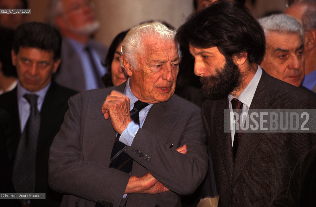 Venezia,1988.Palazzo Grassi. Mostra I Greci e lOccidente.Il Presidente della Fiat Gianni Agnelli insieme al sindaco di Venezia Massimo Cacciari. Arte mostra Storia Greci Occidente Grecia civiltà popolazione.Venice,1988.Palazzo Grassi. Exhibition I Greci e lOccidente.The President of FIAT Gianni Agnelli with the Mayor of Venice Massimo Cacciari ©Graziano Arici/Rosebud2