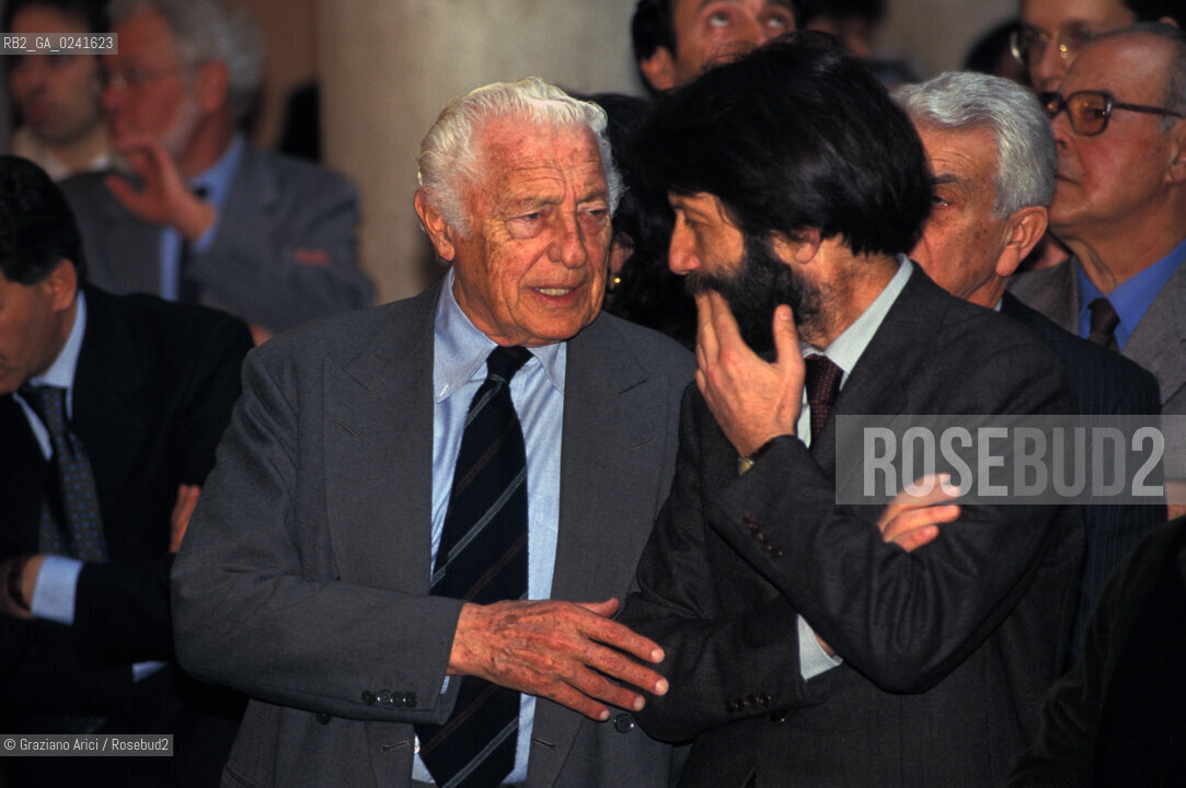 Venezia,1988.Palazzo Grassi. Mostra I Greci e lOccidente.Il Presidente della Fiat Gianni Agnelli insieme al sindaco di Venezia Massimo Cacciari. Arte mostra Storia Greci Occidente Grecia civiltà popolazione.Venice,1988.Palazzo Grassi. Exhibition I Greci e lOccidente.The President of FIAT Gianni Agnelli with the Mayor of Venice Massimo Cacciari ©Graziano Arici/Rosebud2