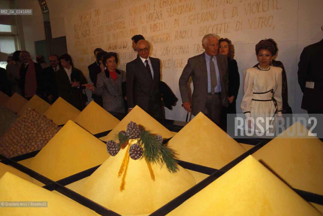 Venezia,1988.Palazzo Grassi. Mostra I Fenici. Lavvocato Gianni Agnelli, presidente della FIAT e di Palazzo Grassi insieme a Joyce Gemayel,moglie del presidente del Libano. Arte Politica Presidente mostra Storia fenicio Fenici civiltà popolazione.Venice,1988.Palazzo Grassi. Exhibition The Phoenicians. Gianni Agnelli, President of FIAT, with the wife of Lebanons President Joyce Gemayel ©Graziano Arici/Rosebud2