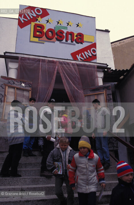 Sarajevo,1994.Cinema a sarajevo.Bambini ad uno spettacolo del cinema Bosna. cinema spettacolo Bosna bambini.Sarajevo,1994. Cinema in sarajevo.Children to show a film at Bosna Cinema ©Graziano Arici/Rosebud2