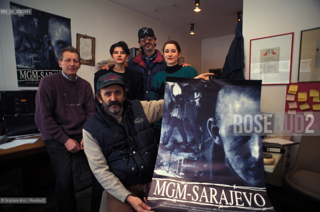 Sarajevo,1994.Cinema a Sarajevo.Il gruppo Saga con il suo direttore Izmet Arnatanlic. gruppo cinema direttore.Sarajevo,1994. Cinema in Sarajevo. Saga Group with the director Izmet Arnatanlic ©Graziano Arici/Rosebud2