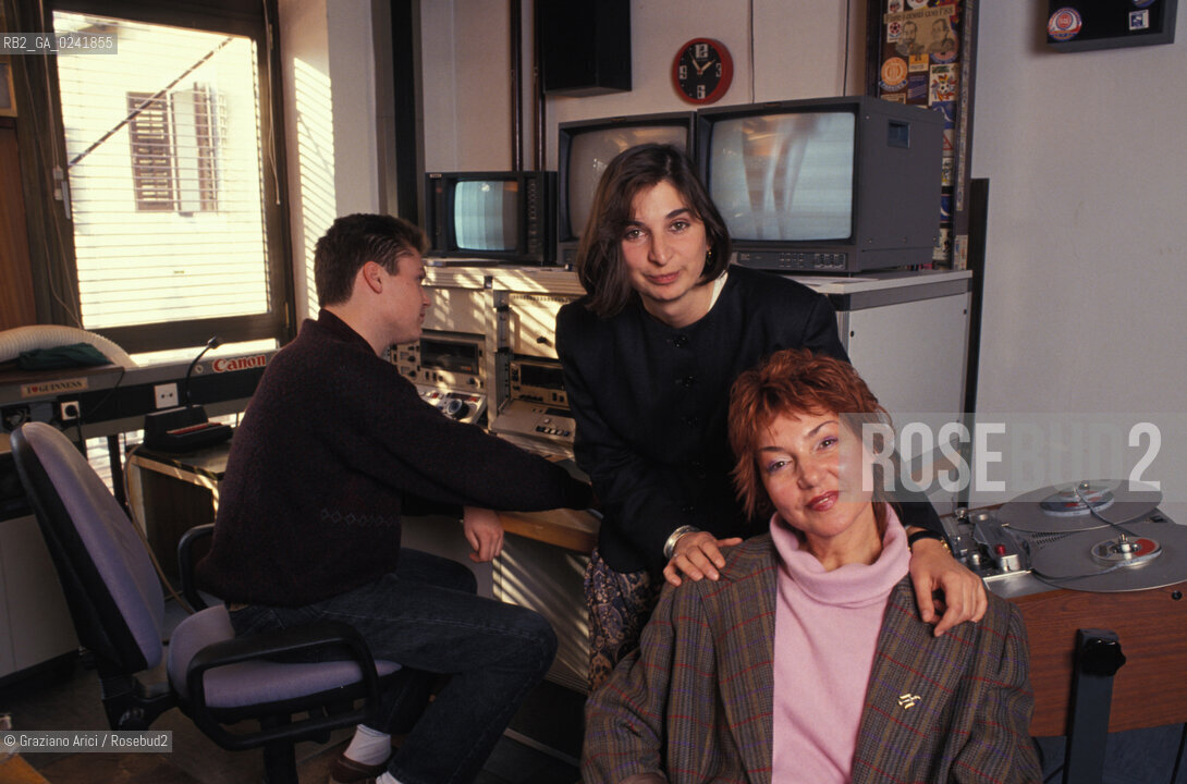 Koper(Istria),1993. Sede di Telecapodistria durante lo sciopero contro la possibile chiusura dei programmi in lingua italiana. N. Melon e Aurora Fonda. Televisione giornalismo giornalista trasmissione cultura assemblea sciopero comunicazione.Koper(Istria),1993. Telecapodistria television during the strike against the possible closure of programs in Italian. The journalist N. Melon and Aurora Fonda.