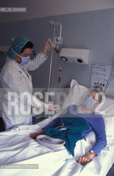 -Bologna,1995.Istituto di ematologia Seragnolidellospedale SantOrsola di Bologna:paziente ricoverato per patologia al midollo osseo -Bologna,1995. SeragnoliInstitute of Hematology:patient hospitalized for bone marrow disease ©Graziano Arici/Rosebud2